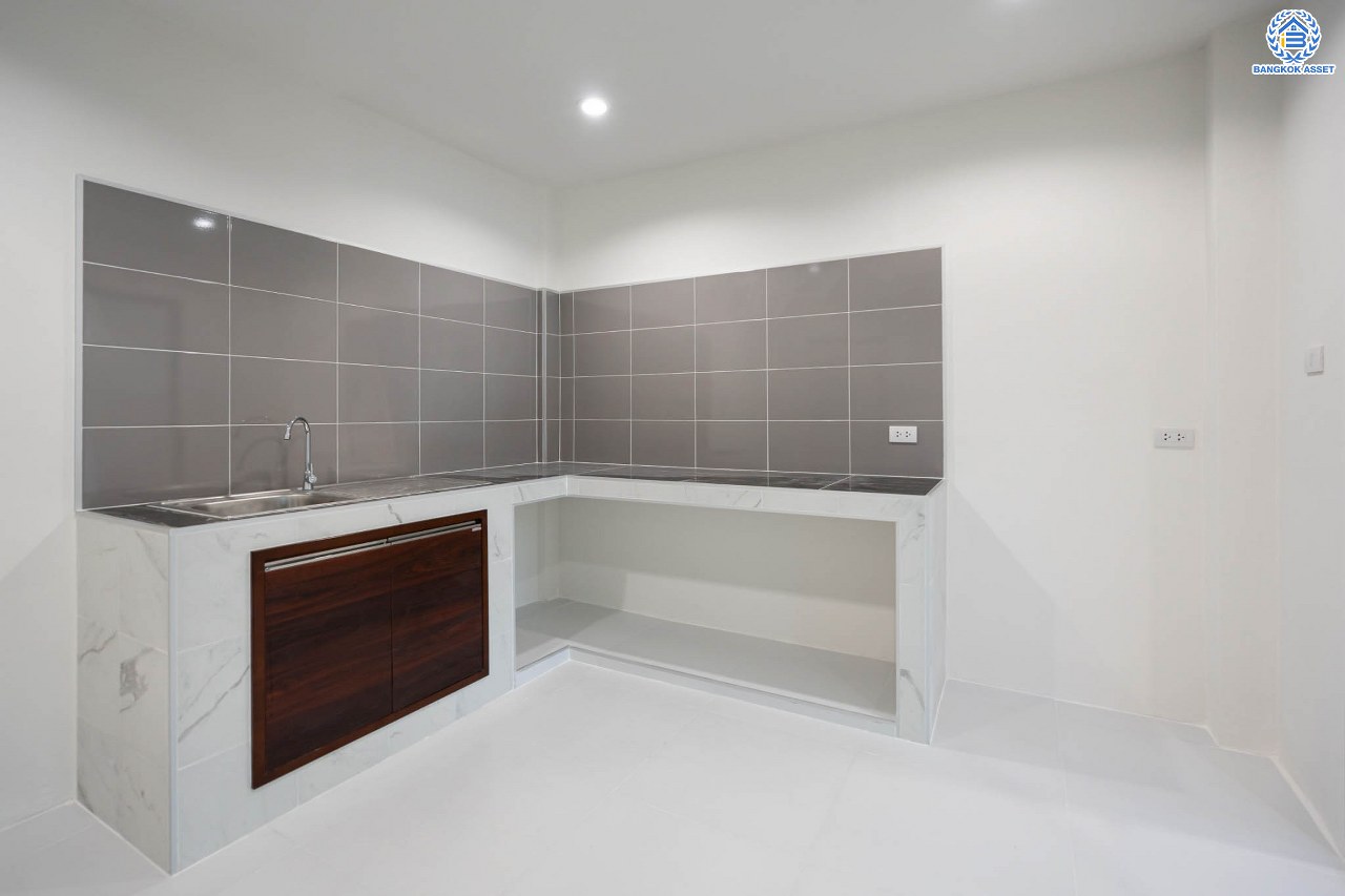 บ้านมือสองตกแต่งใหม่ ม.สัณห์ติสุข สรงประภา บ้านแฝดหลังมุม เนื้อที่ถึง 51.8 ตร.ว. ฟังก์ชัน 3 ห้องนอน 2 ห้องน้ำ 1 ห้องอเนกประสงค์ จอดรถได้ 2 คัน บนทำเลศักยภาพ เชื่อมต่อหลายเส้นทาง ใกล้ทางด่วน "ศรีรัช" และโรบินสัน ศรีสมาน